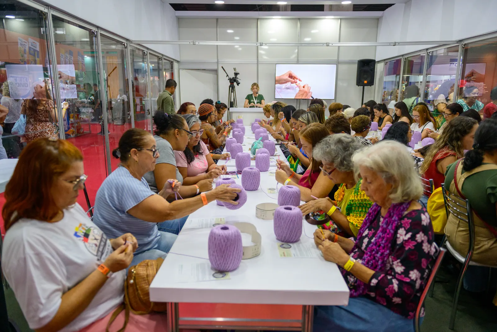 Visitantes reunidos nas oficinas da Feira Rio Artes